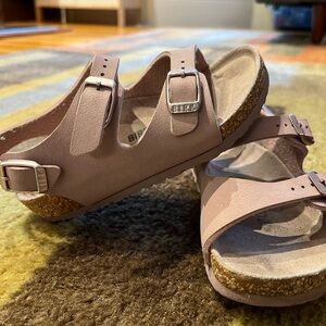 Nearly new Birkenstocks! Lovely neutral tan/pink color.